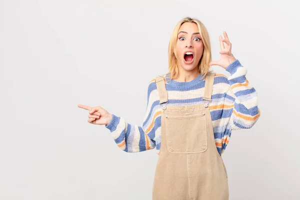 Young Blonde Woman Screaming Hands Air — Stock Photo, Image