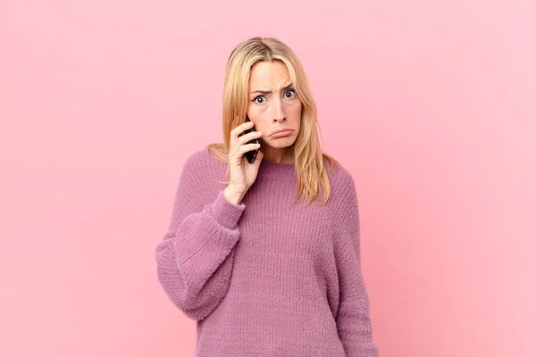 Giovane Donna Bionda Sente Triste Piagnucolosa Con Uno Sguardo Infelice — Foto Stock