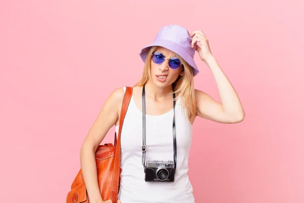 Giovane Donna Bionda Sente Perplessa Confusa Grattando Testa Concetto Estivo — Foto Stock