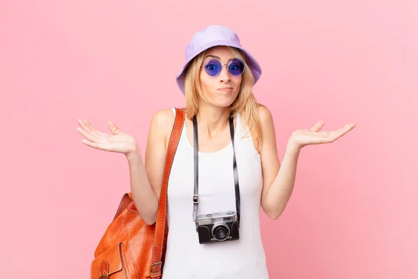 Jovem Loira Sentindo Intrigado Confuso Duvidoso Conceito Verão — Fotografia de Stock