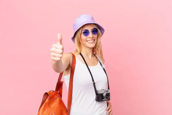 Young Blonde Woman Feeling Proud Smiling Positively Thumbs Summer Concept — Stock Photo, Image