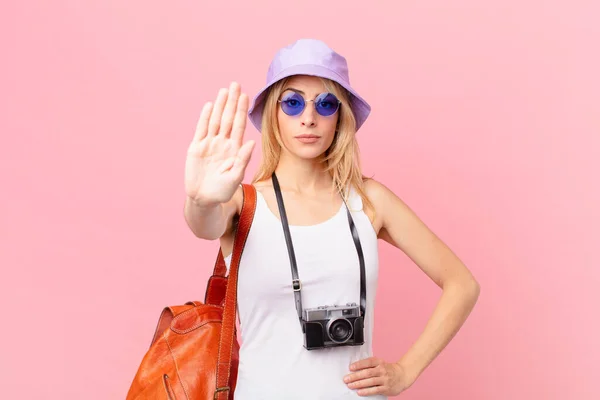 Ung Blond Kvinna Ser Allvarligt Visar Öppen Handflata Gör Stopp — Stockfoto