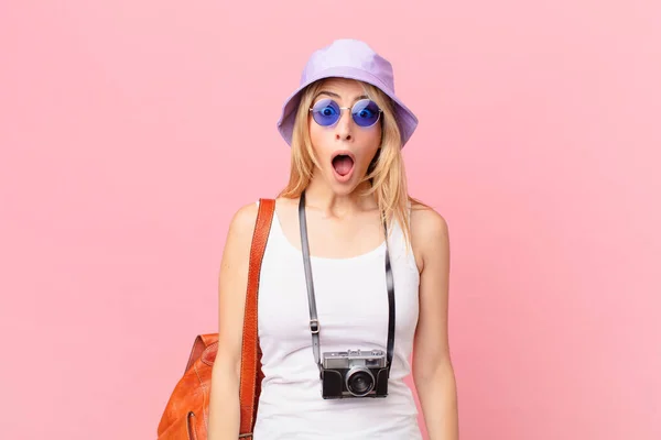 Giovane Donna Bionda Che Sembra Molto Scioccata Sorpresa Concetto Estivo — Foto Stock