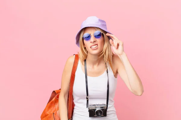 Young Blonde Woman Feeling Confused Puzzled Showing You Insane Summer — Stock Photo, Image