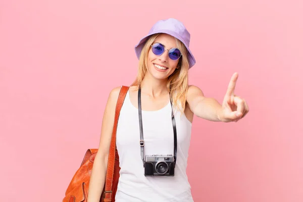 Jovem Mulher Loira Sorrindo Olhando Amigável Mostrando Número Conceito Verão — Fotografia de Stock