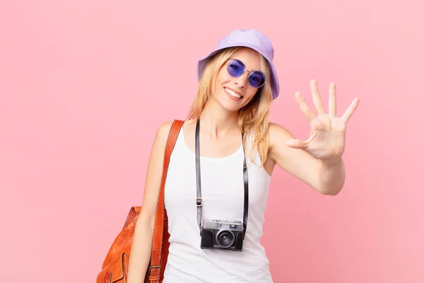 Giovane Donna Bionda Sorridente Amichevole Mostrando Numero Cinque Concetto Estivo — Foto Stock