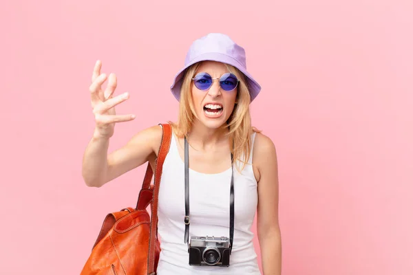 Ung Blond Kvinna Ser Arg Irriterad Och Frustrerad Sommarkoncept — Stockfoto