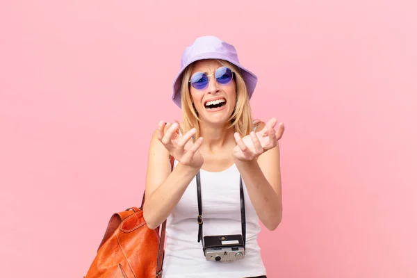 Giovane Donna Bionda Che Sembra Disperata Frustrata Stressata Concetto Estivo — Foto Stock