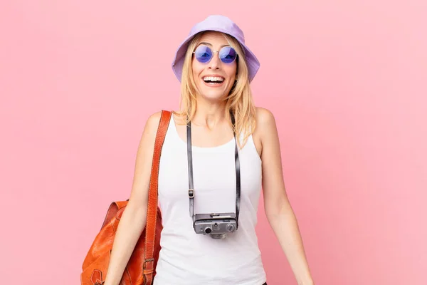 Jovem Mulher Loira Olhando Feliz Agradavelmente Surpreso Conceito Verão — Fotografia de Stock