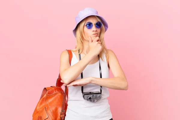 Giovane Donna Bionda Pensando Sentendosi Dubbioso Confuso Concetto Estivo — Foto Stock