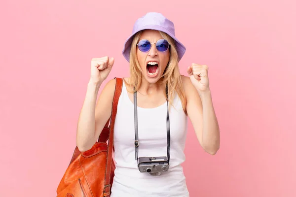 Young Blonde Woman Shouting Aggressively Angry Expression Summer Concept — Stock Photo, Image