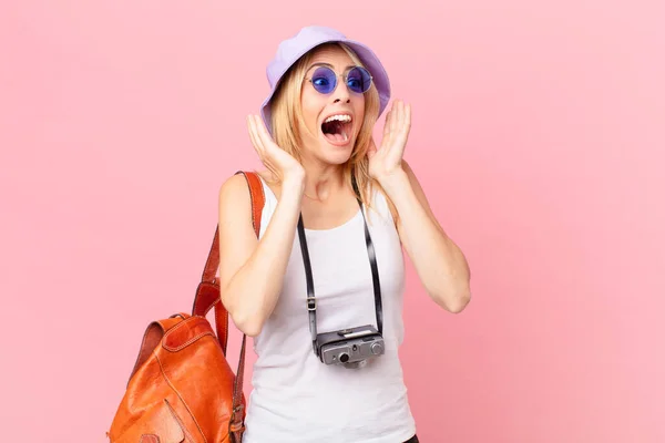 Giovane Donna Bionda Sentirsi Felice Eccitato Sorpreso Concetto Estivo — Foto Stock