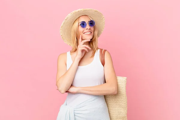 Joven Rubia Sonriendo Feliz Soñando Despierto Dudando Concepto Verano —  Fotos de Stock