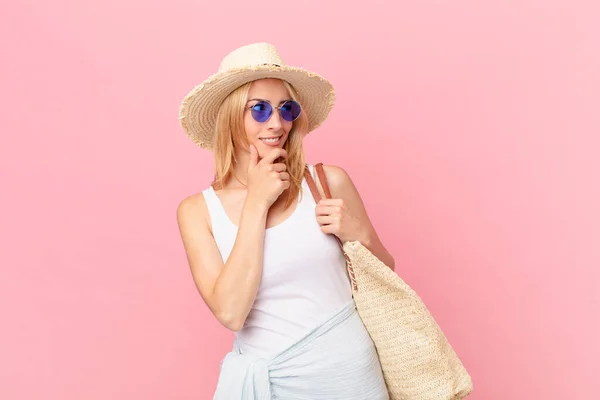 Giovane Donna Bionda Sorridente Con Espressione Felice Sicura Con Mano — Foto Stock