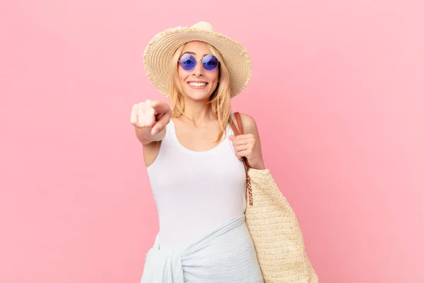 Mujer Rubia Joven Apuntando Cámara Elegirte Concepto Verano —  Fotos de Stock