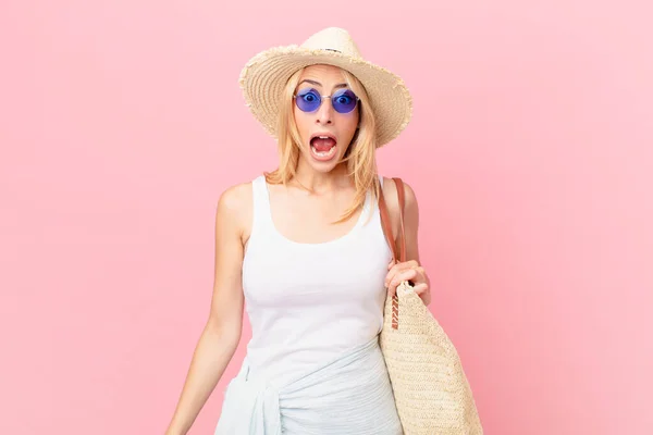 Mujer Rubia Joven Mirando Muy Sorprendido Sorprendido Concepto Verano — Foto de Stock