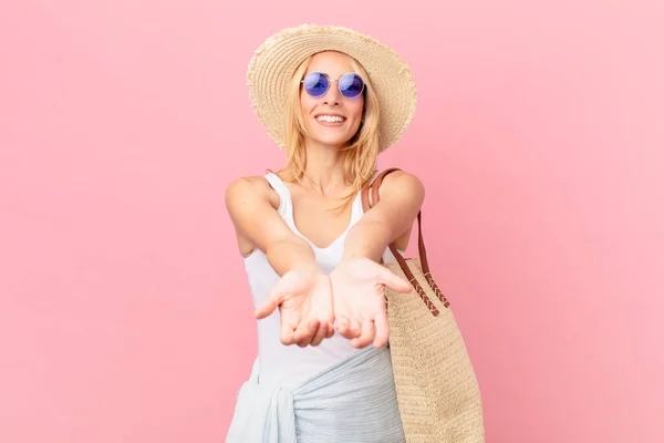 Giovane Donna Bionda Sorridente Felicemente Con Amichevole Offrendo Mostrando Concetto — Foto Stock