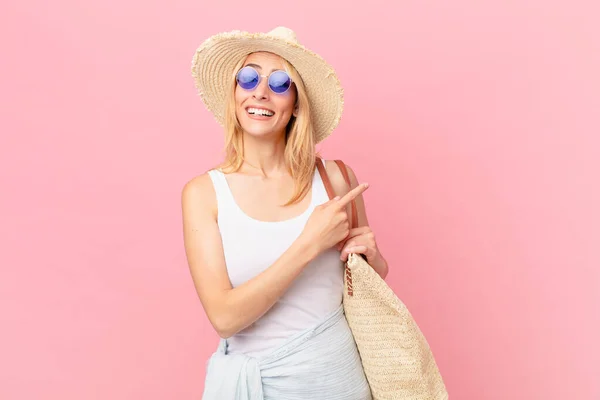 Joven Rubia Sonriendo Alegremente Sintiéndose Feliz Señalando Lado Concepto Verano —  Fotos de Stock