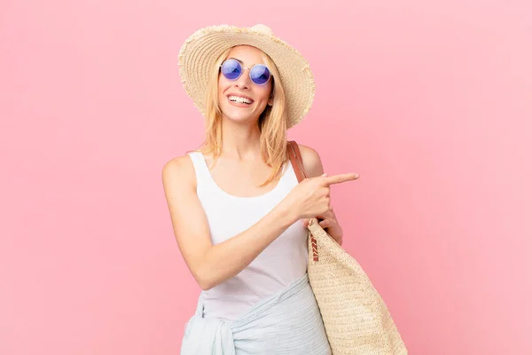 Mujer Rubia Joven Mirando Emocionado Sorprendido Señalando Lado Concepto Verano —  Fotos de Stock