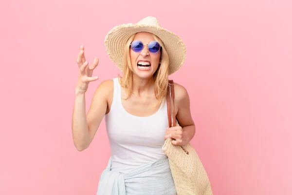 Giovane Donna Bionda Che Sembra Arrabbiata Infastidita Frustrata Concetto Estivo — Foto Stock