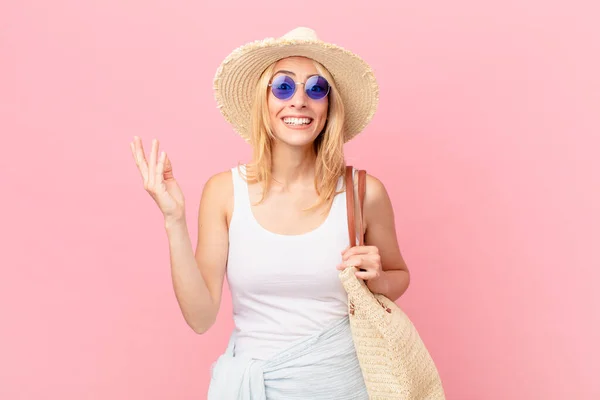 Joven Rubia Sintiéndose Feliz Sorprendida Realizando Una Solución Idea Concepto —  Fotos de Stock