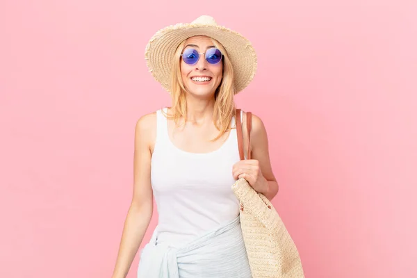 Ung Blond Kvinna Ser Glad Och Positivt Överraskad Sommarkoncept — Stockfoto