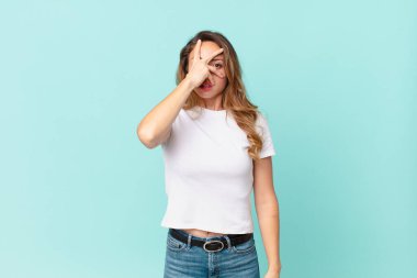 Güzel bir kadın şok olmuş, korkmuş ya da korkmuş görünüyor.