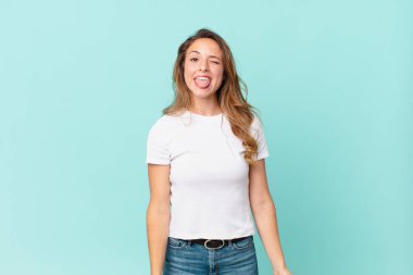 Neşeli ve asi tavırlı, şakacı ve dilsiz güzel bir kadın.