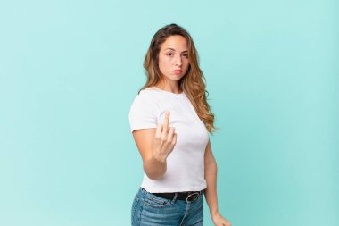 Güzel bir kadın kızgın, sinirli, asi ve agresif hissediyor.