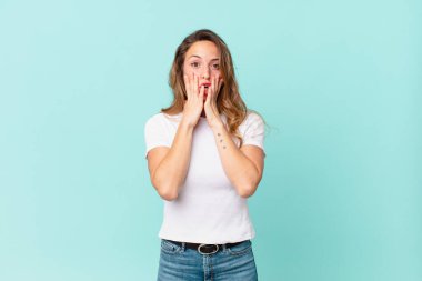 Güzel bir kadın şok olmuş ve korkmuş hissediyor.