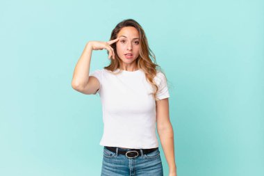 Güzel kadın şaşırmış görünüyor, yeni bir düşünce, fikir ya da konsept fark ediyor.