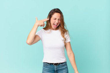 Güzel kadın mutsuz ve stresli görünüyor, intihar jesti silah işareti yapıyor.