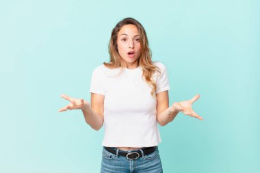 Güzel bir kadın son derece şaşırmış ve şaşırmış hissediyor.