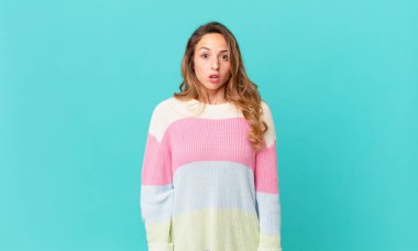 Güzel kadın çok şaşırmış ya da şaşırmış görünüyor.