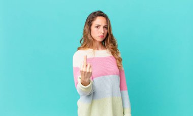 Güzel bir kadın kızgın, sinirli, asi ve agresif hissediyor.