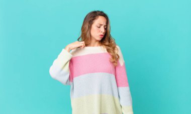 Güzel bir kadın stresli, endişeli, yorgun ve hayal kırıklığına uğramış hissediyor.