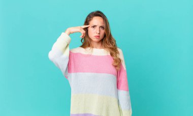 Güzel kadın şaşkın ve şaşkın hissediyor, senin deli olduğunu gösteriyor.