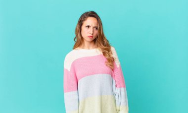 Güzel bir kadın üzgün, üzgün ya da kızgın hisseder.