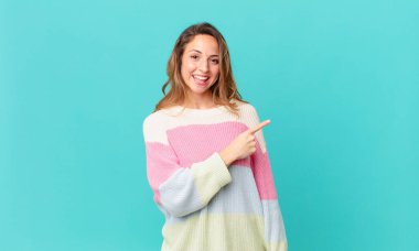 Güzel bir kadın heyecanlı ve şaşırmış görünüyor.