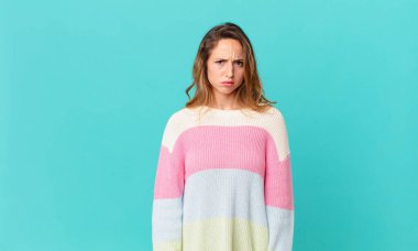 Güzel kadın şaşkın ve şaşkın hissediyor.