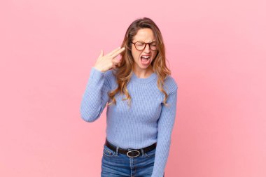 Güzel kadın mutsuz ve stresli görünüyor, intihar jesti silah işareti yapıyor.