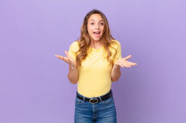 Güzel bir kadın kendini mutlu hisseder ve inanılmaz bir şeye şaşırır.