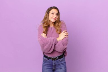 Güzel bir kadın omuz silkiyor, kafası karışık ve kararsız.