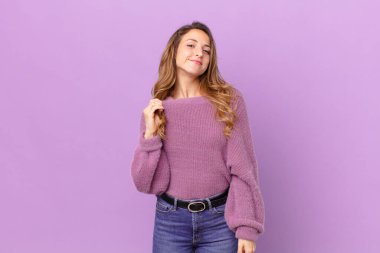 Güzel kadın kibirli, başarılı, pozitif ve gururlu görünüyor.