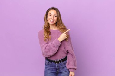 Güzel bir kadın heyecanlı ve şaşırmış görünüyor.