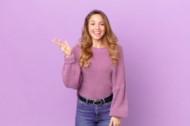 Güzel bir kadın kendini mutlu hissediyor, bir çözüm ya da fikir bulduğunda şaşırıyor.