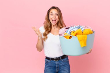 Güzel bir kadın kendini mutlu ve şaşkın hissediyor. İnanılmaz bir şey ve çamaşır yıkama..