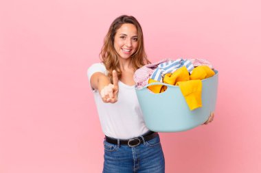 Güzel kadın gururla gülümsüyor ve kendine güvenerek bir numara oluyor ve elbiselerini yıkıyor..