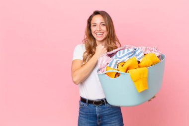 Güzel bir kadın kendini mutlu hisseder ve bir meydan okumayla yüzleşir ya da kutlama yapıp çamaşır yıkar..