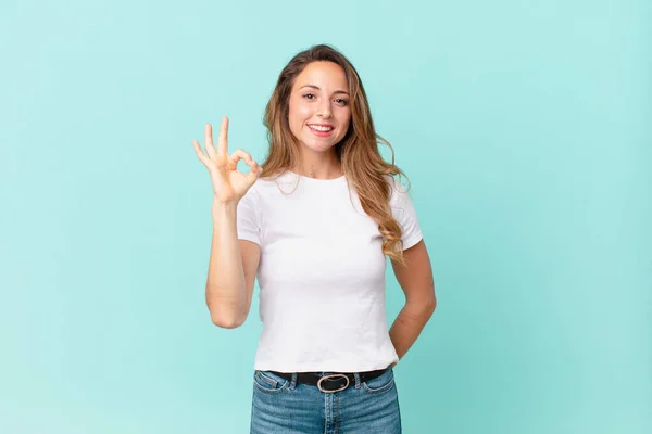 Vacker Kvinna Känner Sig Lycklig Visar Godkännande Med Okej Gest — Stockfoto